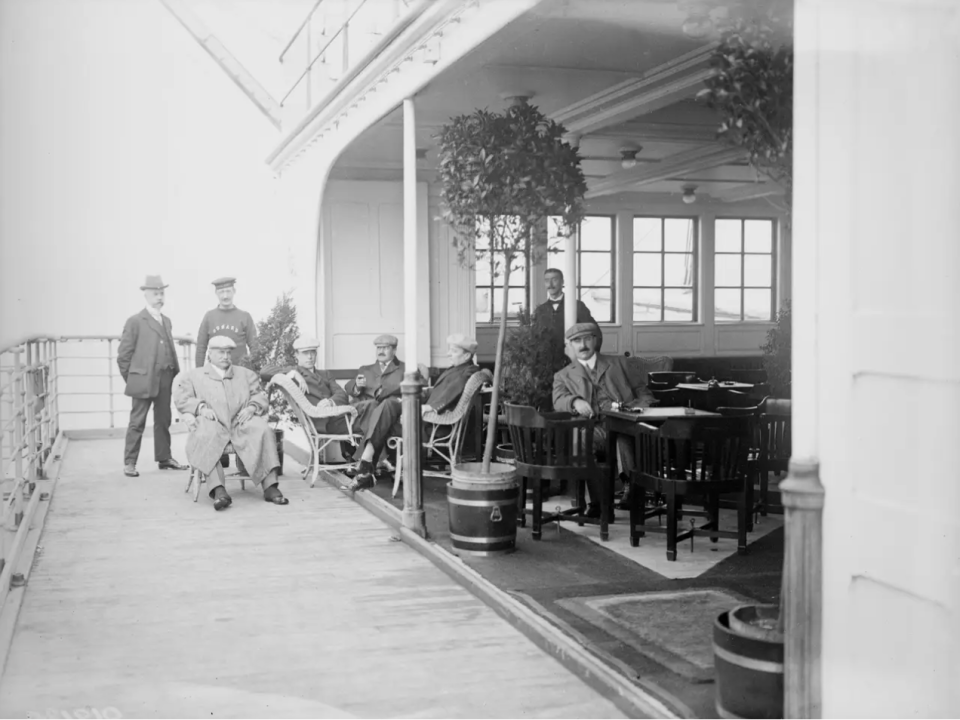 Männer konnten in einer der Bars an Bord der Mauretania Alkohol genießen. - Copyright: Topical Press Agency/Getty Images