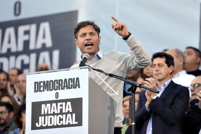 Axel Kicillof habla durante la marcha de La Cámpora en los Tribunales