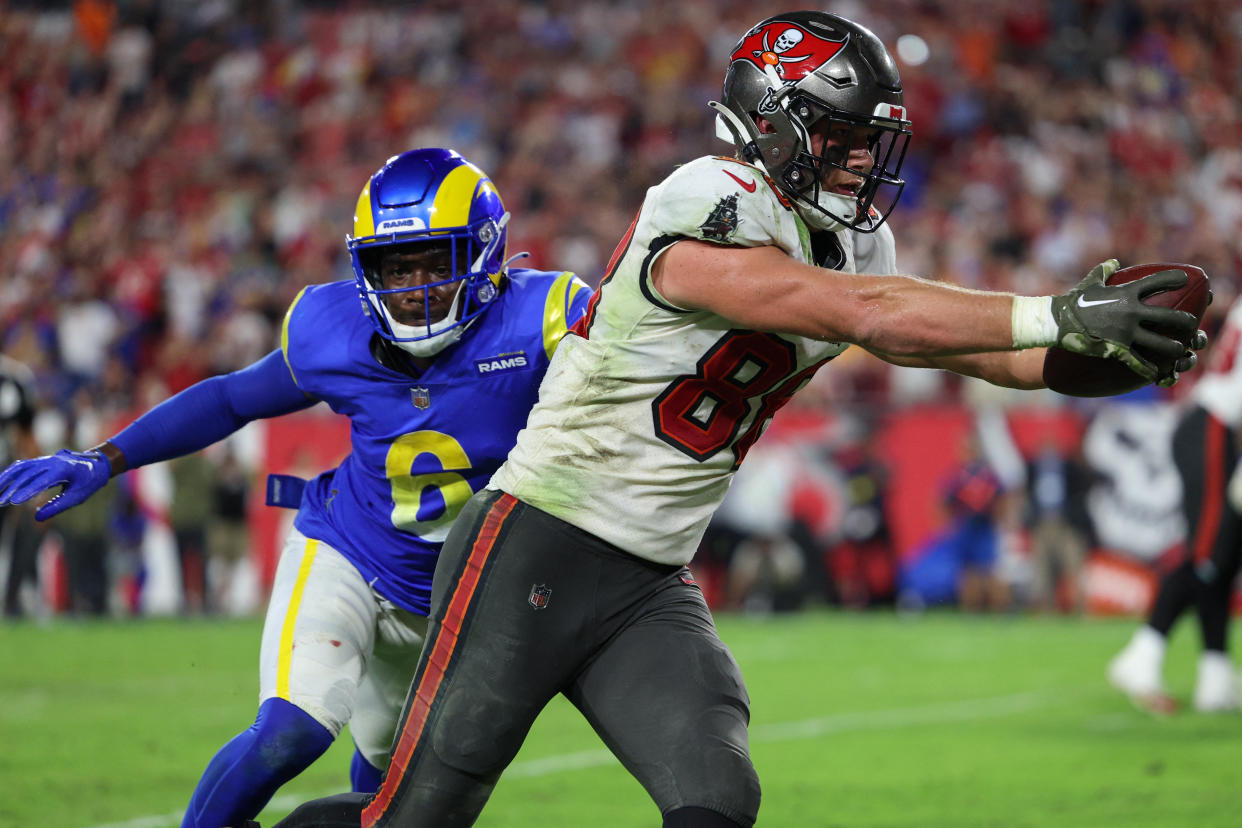 Cade Otton and the Bucs quickly marched down the field and scored a game-winning touchdown on the Rams on Sunday, and it was partly because of how Los Angeles approached the situation. (Nathan Ray Seebeck-USA TODAY Sports)