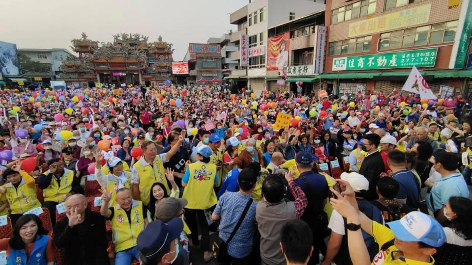 藍營候選人余文忠選前之夜，獲大批選民支持力挺。（圖：余文忠臉書）