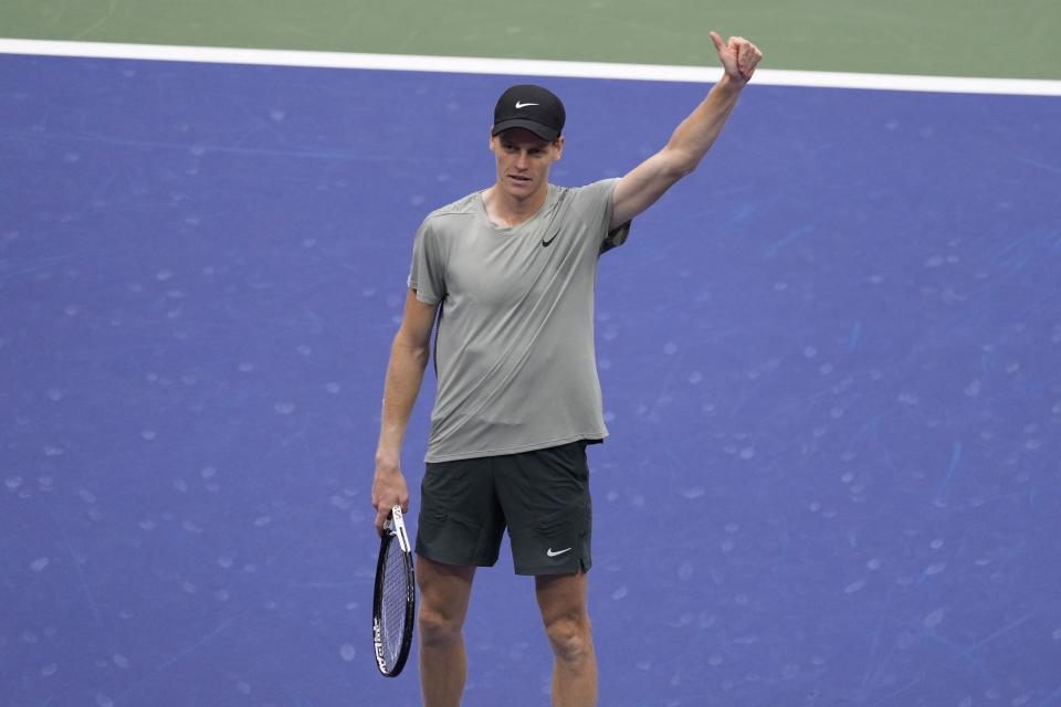 Orang Italia Jannik Sinner bereaksi terhadap vencer al británico Jack Draper di semifinal Abierto de Estados Unidos el viernes 6 de septiembre del 2024. (AP Foto/Seth Wenig)