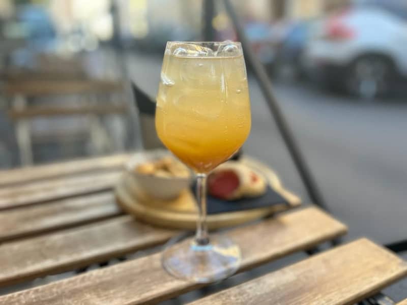 A Bellini on a table in the outdoor area of ​​a bar.  It is also possible to prepare a virgin Bellini by mixing the dry essence of Prosecco, the aromatic bitter drops and the sweet aroma of peach.  Robert Messer/dpa
