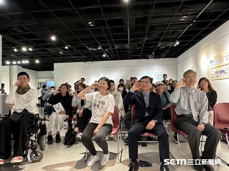 文化部國立彰化生活美學館舉辦了「藝和—台韓國際身心障礙藝術展」，是由台灣的小光點畫廊和韓國的非專門專門店15名畫家共同展出57件作品，開展當天來了許多畫家和嘉賓們。（圖／記者張雅筑攝）