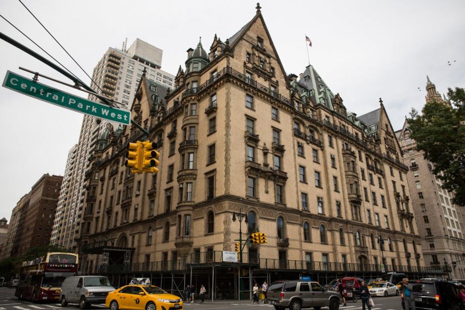 El Dakota, el edificio de Nueva York en el que vivió John Lennon donde lo asesinaron. (Andrew Burton/Getty Images)