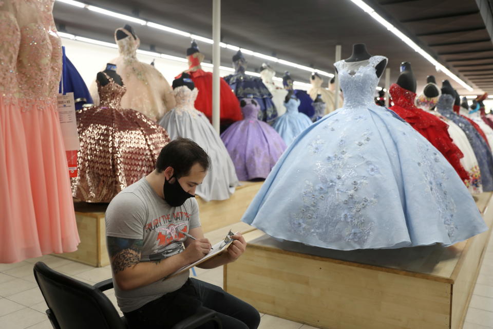 Stimmabgabe zwischen Brautmode: Der 23-jährige Joel Castanon wählt zum ersten Mal und dann gleich beim Modegeschäft "Scelebrations" in Chicago. (Bild: REUTERS/Daniel Acker)