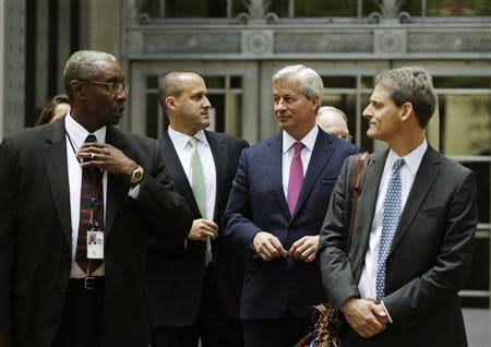 J.P. Morgan CEO Jamie Dimon (2nd R) leaves the U.S. Justice Department after meeting with Attorney General Eric Holder, in Washington September 26, 2013. REUTERS/Gary Cameron