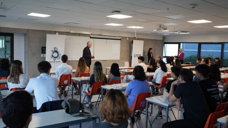 El sacerdote Guillermo Marcó fue uno de los que les dio la bienvenida a la etapa universitaria a los 47 alumnos becados en la UADE