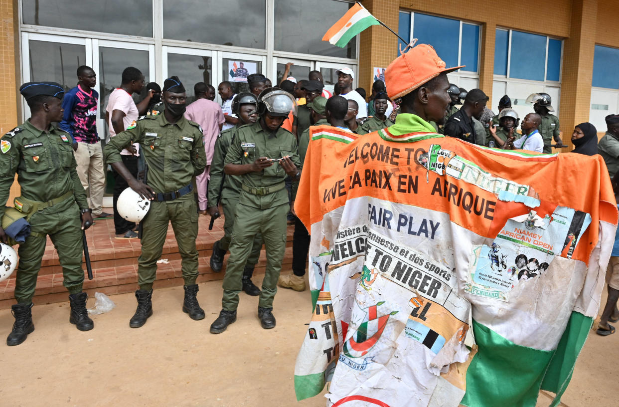 Environ 30000 partisans des putschistes se sont réunis dimanche dans un stade du Niger à quelques heures de l’expiration d’un ultimatum de la Cedeao. 