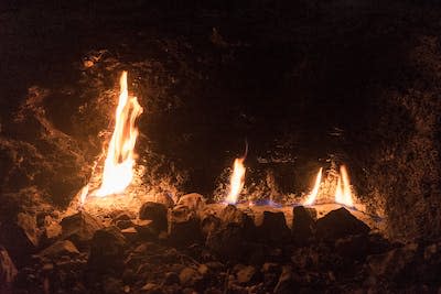 Fuegos permanentes en Yanartaş (Turquía) por emisiones de gases naturales. <a href="https://commons.wikimedia.org/wiki/File:Chimera_flames_at_night-1.jpg" rel="nofollow noopener" target="_blank" data-ylk="slk:Alexey Komarov / Wikimedia Commons;elm:context_link;itc:0;sec:content-canvas" class="link ">Alexey Komarov / Wikimedia Commons</a>, <a href="http://creativecommons.org/licenses/by-sa/4.0/" rel="nofollow noopener" target="_blank" data-ylk="slk:CC BY-SA;elm:context_link;itc:0;sec:content-canvas" class="link ">CC BY-SA</a>