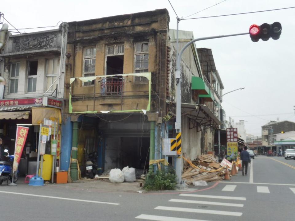 善化區公所現正進行這處民宅拆除，但位處市區要道卻未架設安全圍籬，引發居民安全疑慮，區長要求暫時停工。(記者盧萍珊攝)