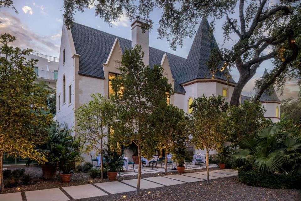 Mesas al aire libre en el renovado Chateau ZZ's de Brickell Avenue, en Miami.