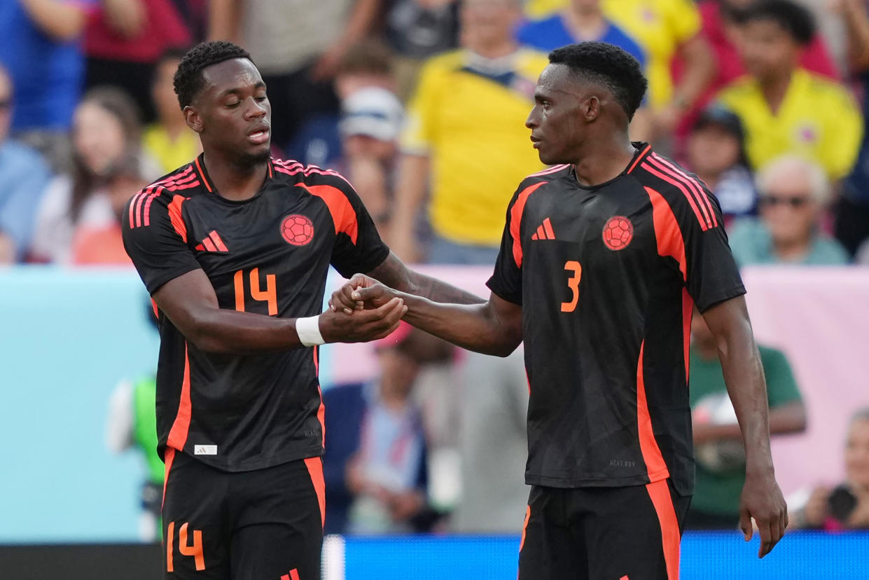 Jhon Durán (14) y Jhon Lucumí (3), de Colombia, celebran durante el triunfo de su selección ante Estados Unidos como preparación para la Copa América 2024. (Foto: Brad Smith/ISI Photos/USSF/Getty Images)