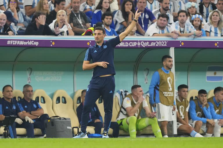 El gesto de Lionel Scaloni durante la semifinal entre Argentina y Croacia, ajustando piezas cuando el equipo tenía la pelota.
