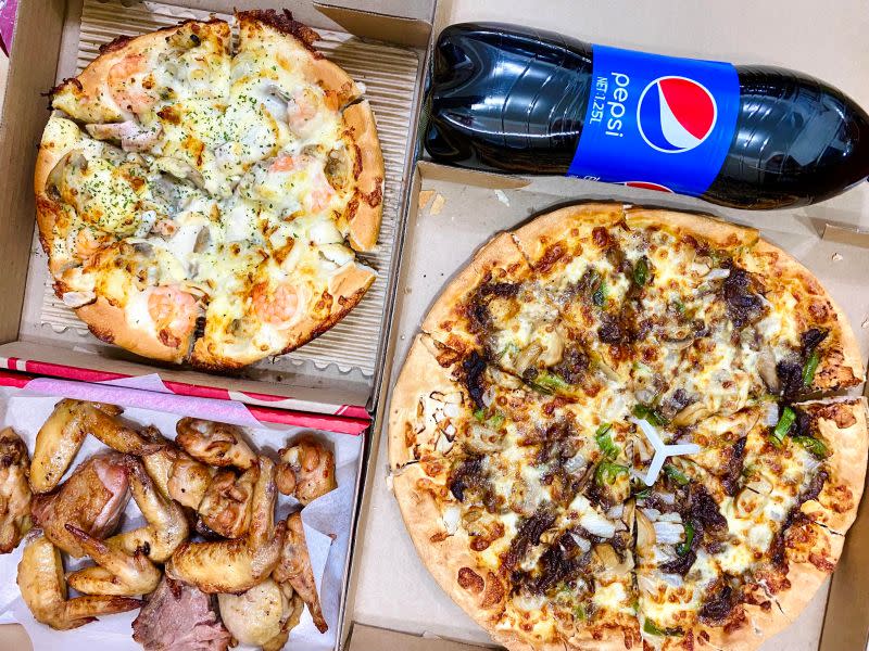 ▲必勝客祭出13吋大披薩共18種口味只要199元起的好康優惠。bb.q CHICKEN則推出韓式披薩買一送一。（圖／記者蕭涵云攝）