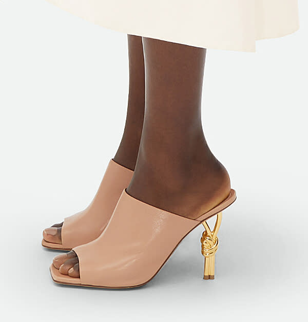 裸粉色小羊皮穆勒高跟鞋，NT$ 55,500。 Source：Bottega Veneta