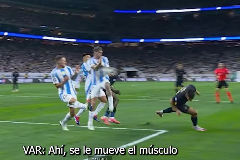 Rodrigo De Paul toca la pelota con la mano y Leodán González no dudó: 