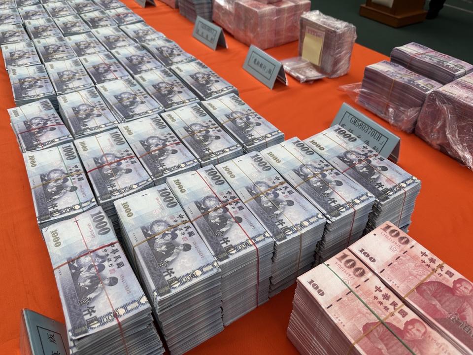 雲林檢警破獲偽鈔集團，起出面額高達1億2千多萬元天量偽鈔。（圖：龐清廉攝）