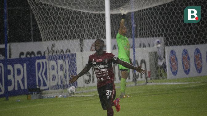 Pemain Bali United, Privat Mbarga turut menyumbang satu gol untuk timnya ke gawang Barito Putera, Minggu (9/1/2022). (Bola.com/Maheswara putra)