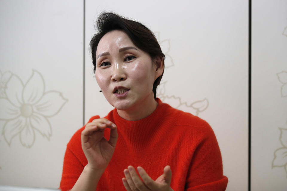 Choi Bok-hwa fotografiada durante una entrevista en Ansan, Corea del Sur, el 17 de febrero del 2021, en la que habló de los problemas que tiene para enviar dinero a su madre en Corea del Norte, los cuales se ven agravados por la pandemia del COVID-19. (AP Photo/Lee Jin-man)