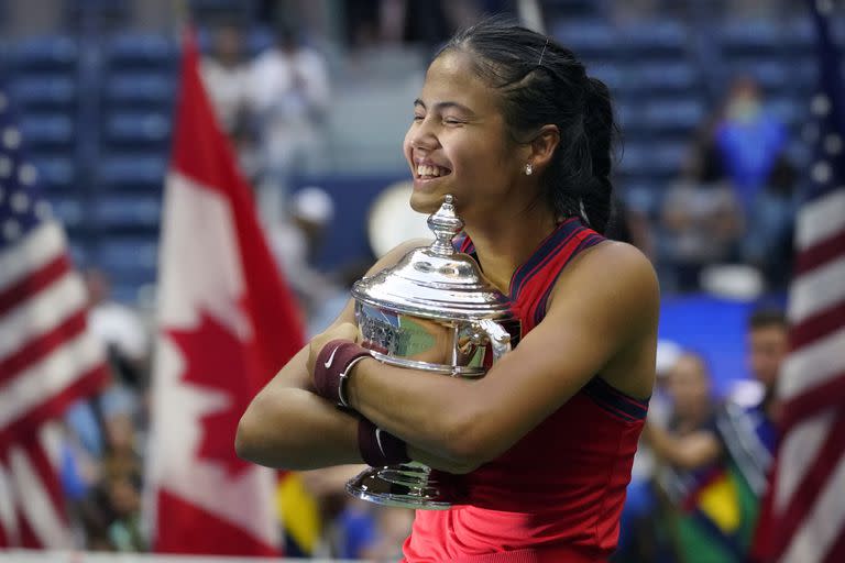 Emma Raducanu abrazando el trofeo de campeona del Abierto de Estados Unidos, el 11 de septiembre de 2021. 