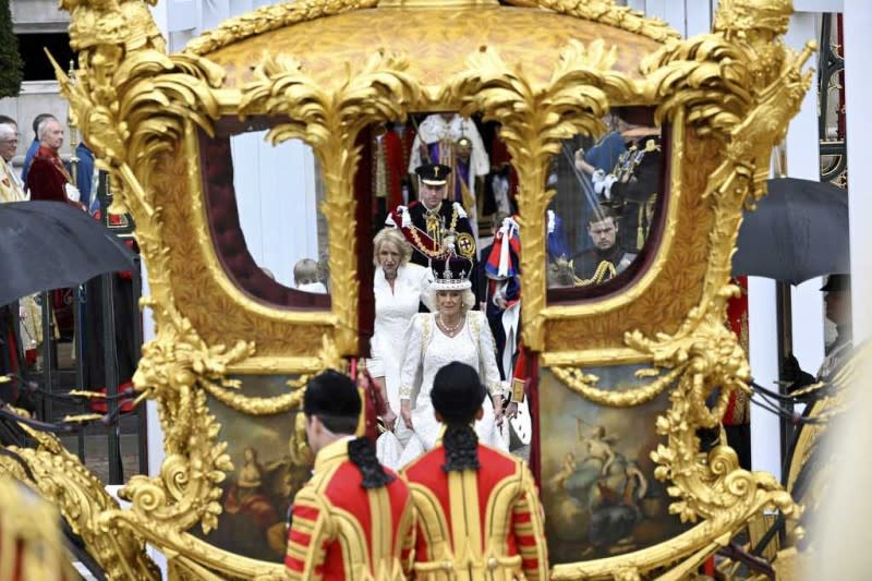 2023年5月6日，英王查理三世在西敏寺大教堂舉行加冕典禮後，王后卡蜜拉準備登上金色馬車返回白金漢宮。（美聯社）