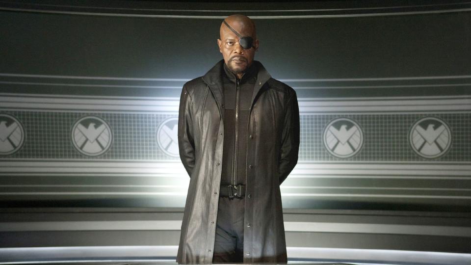 Als (ehemaliger) S.H.I.E.L.D.-Boss ist Nick Fury (Samuel L. Jackson) Dreh- und Angelpunkt im MCU. 2022 soll er seine eigene Serie bei Disney+ bekommen: "Secret Invasion". Eine Szene im Abspann von "Spider-Man: Far From Home" gibt einen kleinen Ausblick: Darin ist er an Bord eines Raumschiffs zu sehen - gemeinsam mit dem Skrull Talos. Ihre Aufgabe: verhindern, dass die Menschen von einer Splittergruppe der Gestaltenwandler-Aliens unterwandert wird. (Bild: Disney / Marvel)