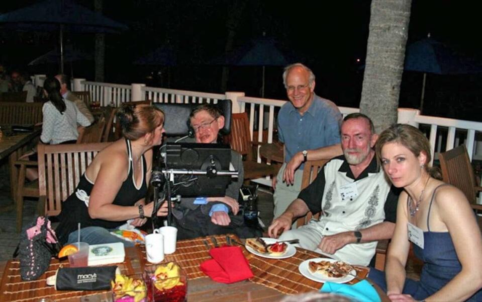 Stephen Hawking, en el centro, durante un acto organizado por Jeffrey Epstein en la isla privada del financiero en 2006.