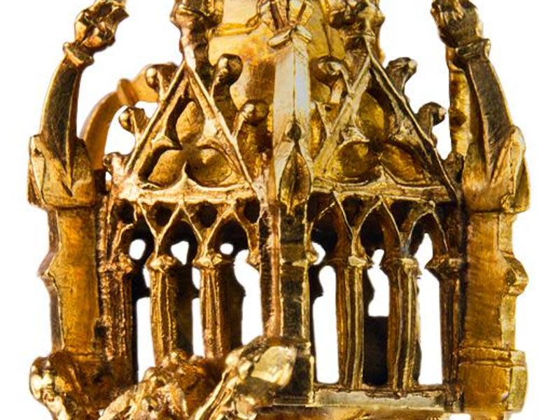 Pures Gold und gotische Formensprache - der jüdische Hochzeitsring stammt aus dem frühen 14. Jahrhundert. Die Braut bekam ihn traditionell bei der Hochzeit auf den Zeigefinger gesteckt. Foto: Alte Synagoge Erfurt/Papenfuss/Atelier f. Gestaltung