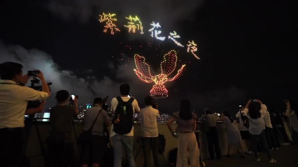 端午當晚，在西九文化區上空出現的無人機表演「慶祝」端午節，報導指名為「紫荊花之夜」的活動。(微博)