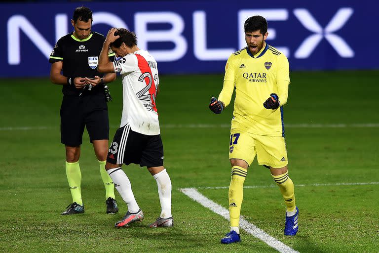 Agustín Rossi festeja luego de atajar el penal de Leonardo Ponzio en el superclásico con River