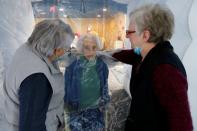 A contact bubble allows seniors to hug their loved ones in France