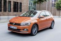 <p>El nuevo Polo es más grande y ha renunciado por fin a las tres puertas. Cuenta con un gran equipamiento al que no le falta buenas tecnologías en lo que se refiere a la conectividad y a la seguridad (Volkswagen). </p>