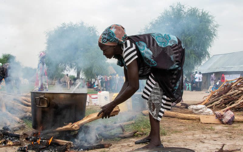 A woman cooking from food aid in Walgak, Jonglei State - WFP/Eulalia Berlanga 
