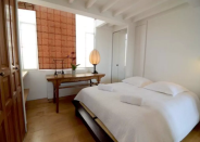 <p>Here’s the master bedroom. (Airbnb) </p>