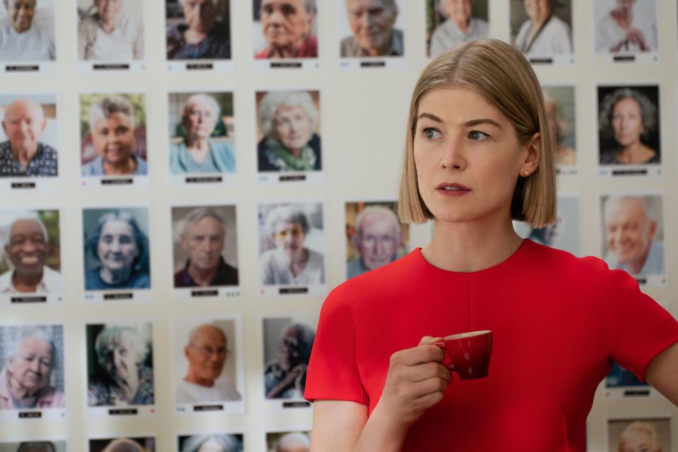 Rosamund Pike interpreta a Marla Grayson, una fría y calculadora estafadora, en Descuida yo te cuido, estreno de este viernes en Netflix.