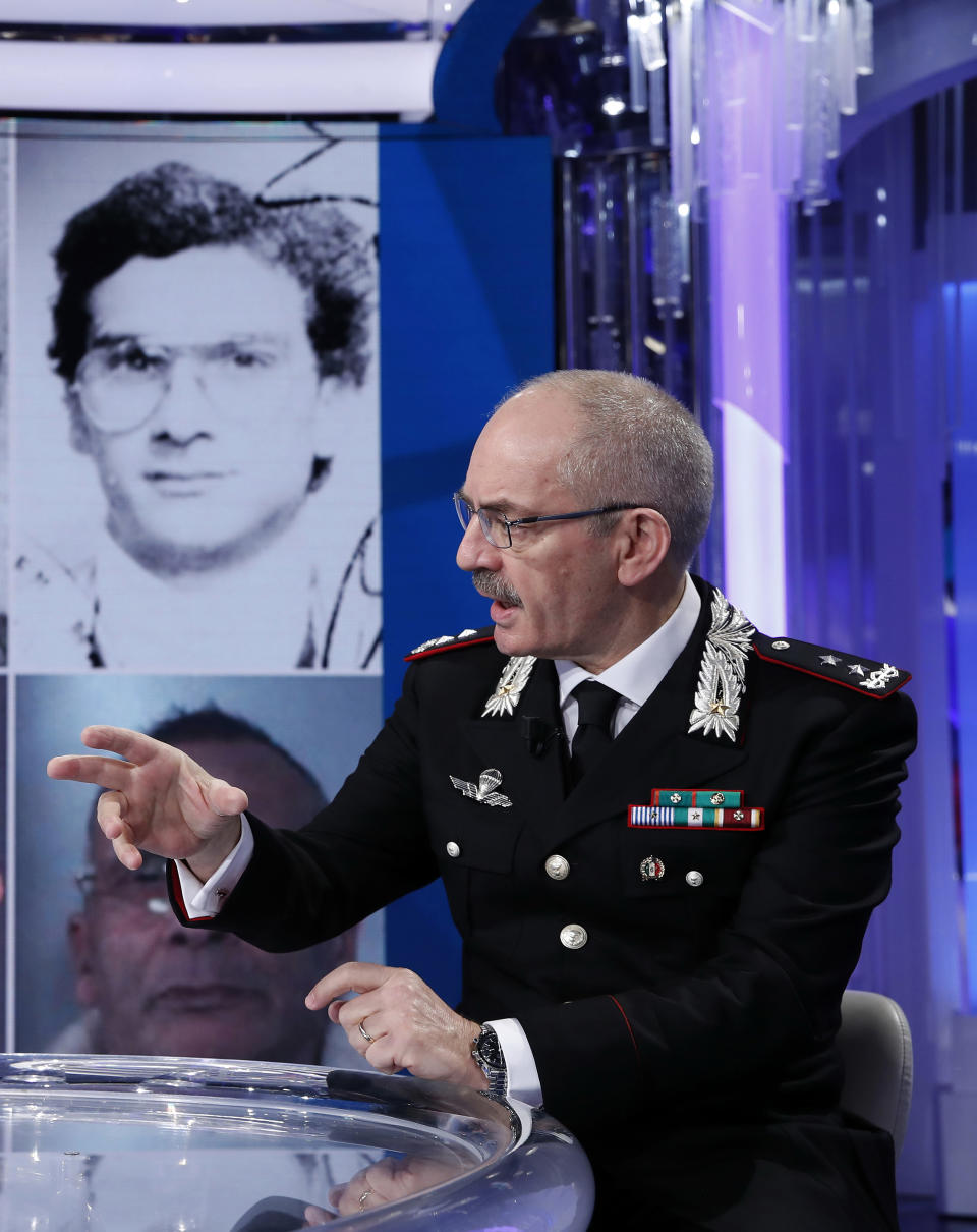 El Comandante General Pasquale Angelosanto habla en el programa de televisión Porta a Porta, en el fondo se observa la imagen de Matteo Messina Denaro de la mafia italiana vinculada a la Cosa Nostra. Roma (Italia), 19 de enero de 2023 (Fotografía de Massimo Di Vita/Archivio Massimo Di Vita/Mondadori Portfolio via Getty Images)