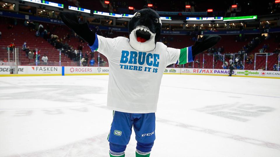 Bruce Boudreau is not a fan of the Canucks supporters' new chant -- though the team mascot seems to have embraced it. (Getty)