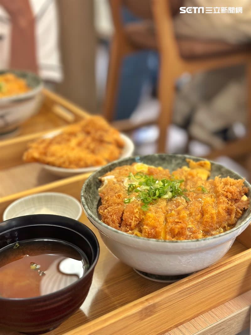 首推招牌明星餐點「熟成豬排蓋飯」，以及限店款「1983神農黑豚熟成豬排蓋飯」。（圖／記者劉沛妘攝影）