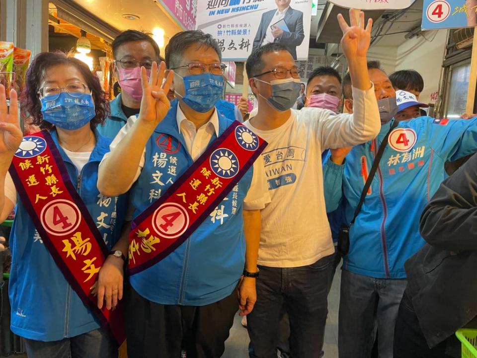 楊文科(前排左二)與羅智強(前排右二)在仁義市場合體一同掃街，受到鄉親支持。（記者彭新茹攝）