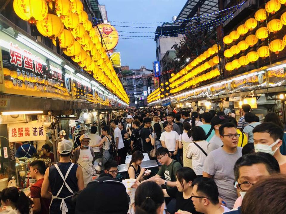 基隆廟口美食多，是觀光客最喜愛的夜市之一。(圖／資料照)