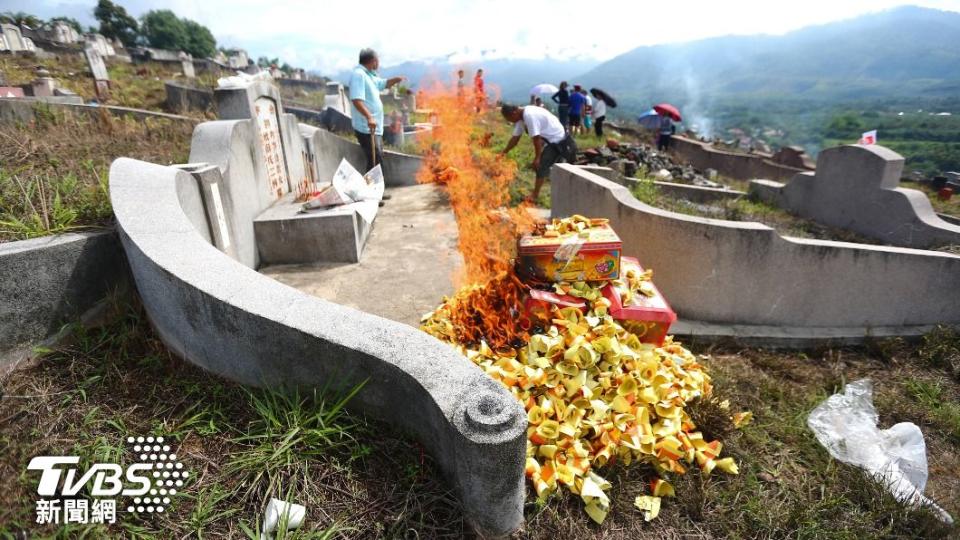 有許多民眾會提前在清明節前掃墓。（示意圖／shutterstock 達志影像）