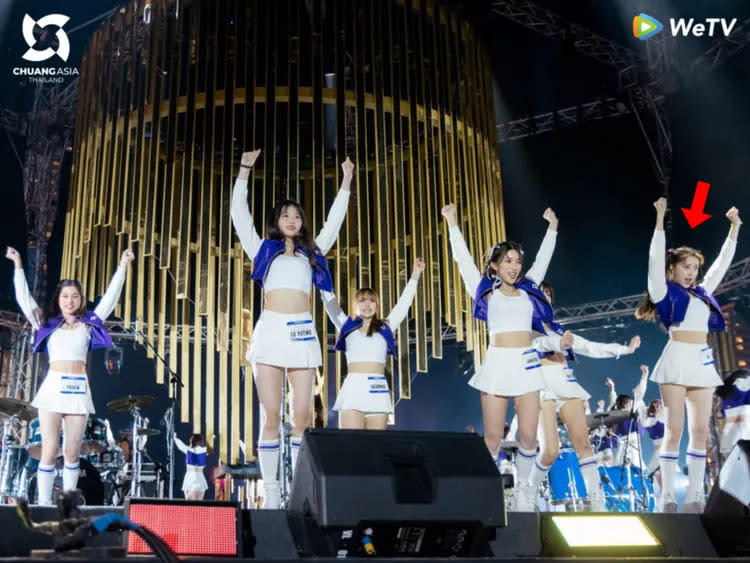 《創造營亞洲》練習生在曼谷跨年晚會表演節目主題曲，歐陽娣娣（箭頭處）身在其中載歌載舞。翻攝創造營亞洲微博