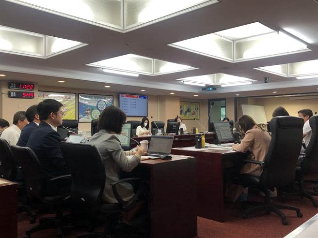 台北市議會財建委員會18日開工作報告會議，台北市議員林延鳳指出，北市今年所有單位的第一預備金約1.776億，第一季剛過卻已核准動支超過1898萬，占10.69％。（張芷瑜攝）