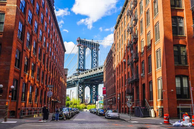 El puente de Manhattan y el Empire State vistos desde Brooklyn.