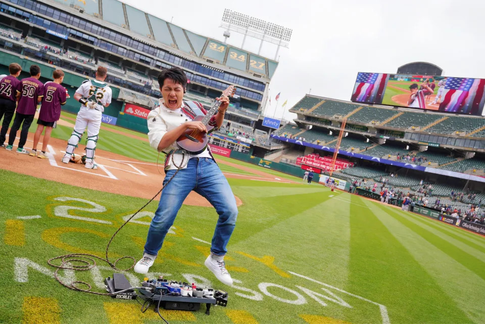 The talented 16-year-old ukulele virtuoso Feng E played the opening national anthem. (Photo by SF Taiwan Day)