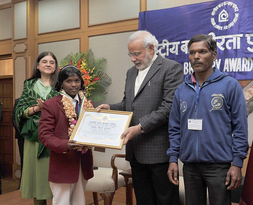 The Prime Minister, Shri Narendra Modi conferring the National Awards for Bravery 2014 to Ashwini Bandu Ughade who an extraordinary youngster whose extraordinary bravery saved her sister's life, in New Delhi on January 23, 2015...The Union Minister for Women and Child Development, Smt. Maneka Sanjay Gandhi is also seen.