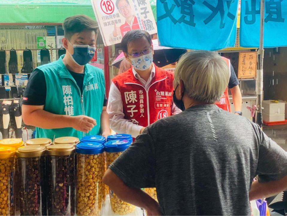 陳柏惟退黨後首次為基進參選人站台掃街，獻給了基進左楠區議員參選人陳子瑜。   圖:陳子瑜臉書