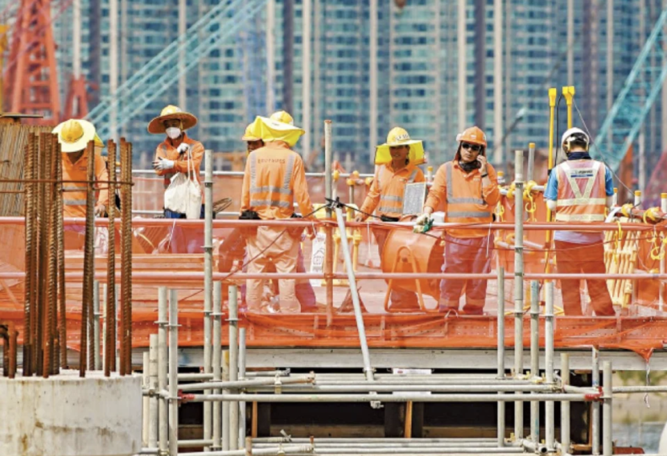 補充勞工｜建造業運輸業引外勞 上限2萬人不設時限 售貨員收銀員等26工種准申請 為期2年