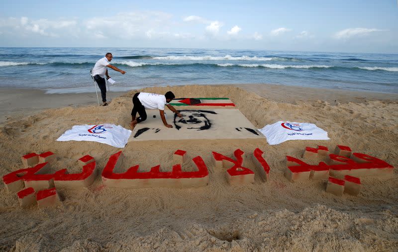 Palestinian artists make sand sculpture in tribute to Kuwait's late Emir Sheikh al-Sabah