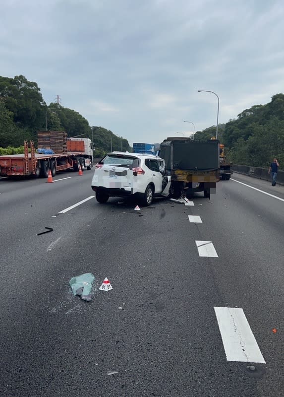 小貨車國1三義段故障  乘客放完標誌警示遭撞亡 1輛小貨車16日上午行經國道1號北上三義路段時，故 障暫停在車道待援，車上乘客吳姓男子下車擺放故障 標誌警示，卻遭後方休旅車撞擊，當場呈現OHCA （到院前心肺功能停止），送醫不治。 （民眾提供） 中央社記者管瑞平傳真  112年11月16日 